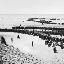 British troops were lined up on the beach while awaiting evacuation, 26–29 (…)