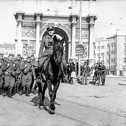 Arc de triomphe porte d'Aix WWII
