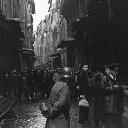 L'Hôtel de Cabre quelque part sur le trottoir de gauche ?
