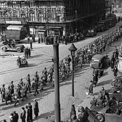 Armes déposées aux pieds des vainqueurs, les soldats se dirigent vers la (…)