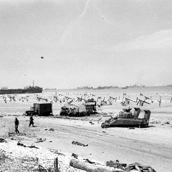 La plage d'Omaha Beach au cours de l'après-midi du 6 juin