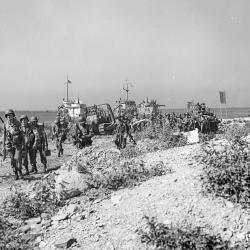 allied_troops_coming_ashore_-_provence_44-192907.jpg
