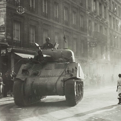 Libération de Paris, un char Sherman acclamé par la population parisienne (…)
