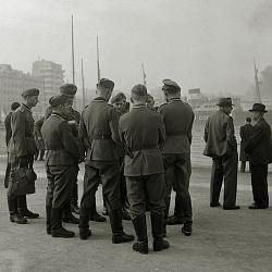 Soldats allemands quai des Belges avec le Sampiero Corso à quai November (...)