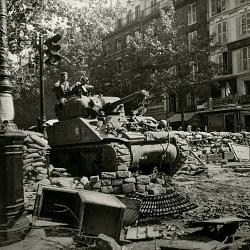 Libération de Paris par Jean SEEBERGER 1944 – 21 boulevard St Michel 6e.
