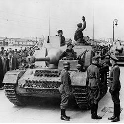 Kolumna dział StuG IV uzbrojonych w armaty StuK L/48 przejeżdża nadbrzeżem (…)