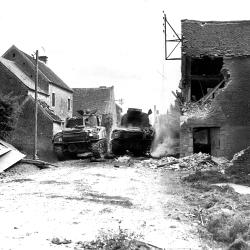 Un char Sherman M4 (N°42) de la 4th Canadian Armoured Division passe à (...)