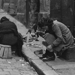 Rue Radeau jeune fille taillant des buchettes (allumettes) Januar 1943 Marseille