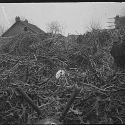 Visite des débris du Zeppelin écrasé sur Compiègne le 17 mars 1917, s.d.