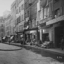 Rue Bonneterie en direction de la rue de La Loge - Marseille