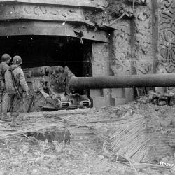 Une des deux casemates de la batterie de Crisbecq avec un canon Skoda de 210 mm.