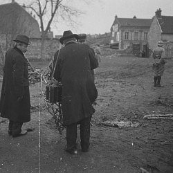Visite des débris du Zeppelin écrasé sur Compiègne le 17 mars 1917