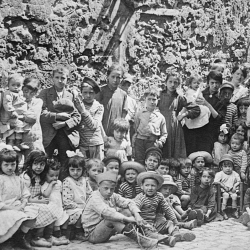 Quelques uns des 102 enfants pris en charge par l'ARC 1918 rue (…)