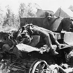 Saint Lambert sur Dive deux corps sur un panzer détruit