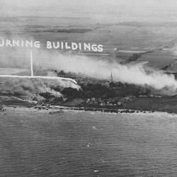 Bernières-sur-Mer, maisons en feu, Nan White Juno, 6 juin 1944