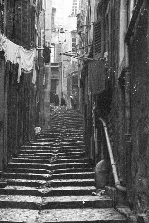 La rue rue Figuier de Cassis débouche entre les 32 et 30 de la rue Caisserie Quartier Saint-Jean Marseille 