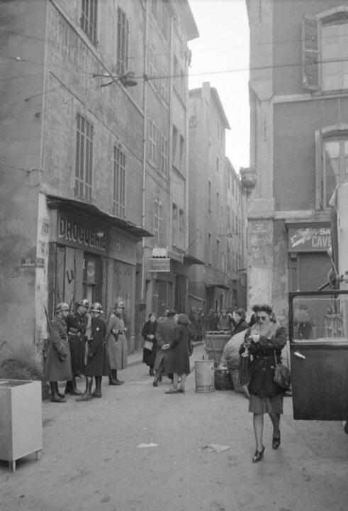 A l'intersection de la rue du Concordat à gauche, la Caisserie en face et la place des Augustines à droite