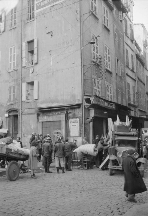 A gauche la rue de la Roquette, à droite la Grand'Rue