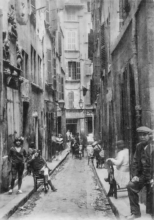 Rue Lanternerie en direction des n°23 et 25 de la rue Bouterie. A gauche l'immeuble n°6, parcelle 942.