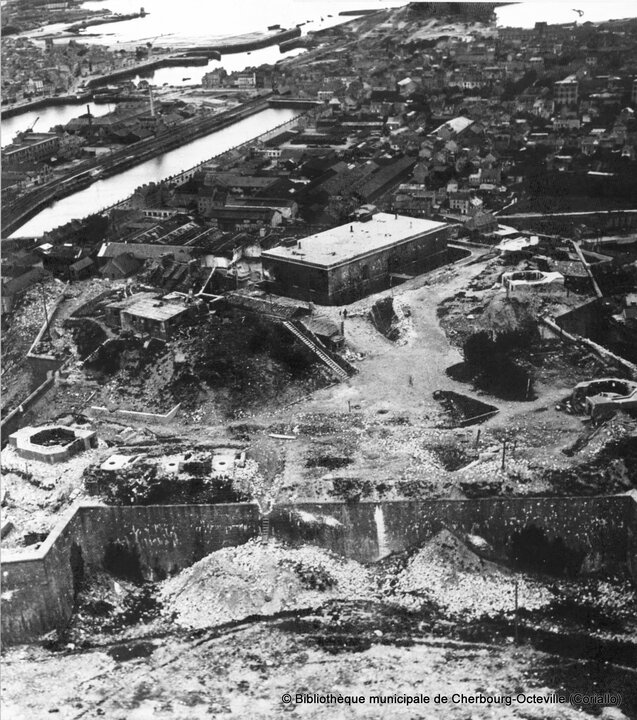 Vue aérienne du Fort du Roule à Cherbourg. Stp 255