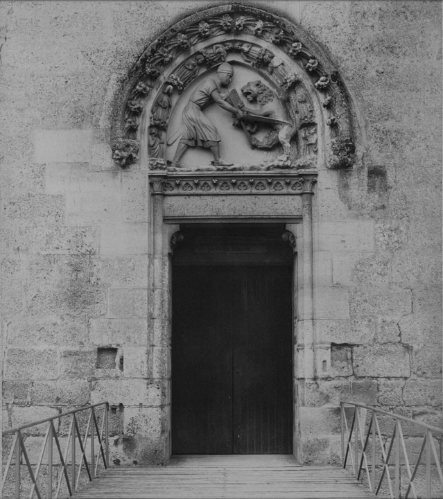 Château de Coucy. Porte du Donjon