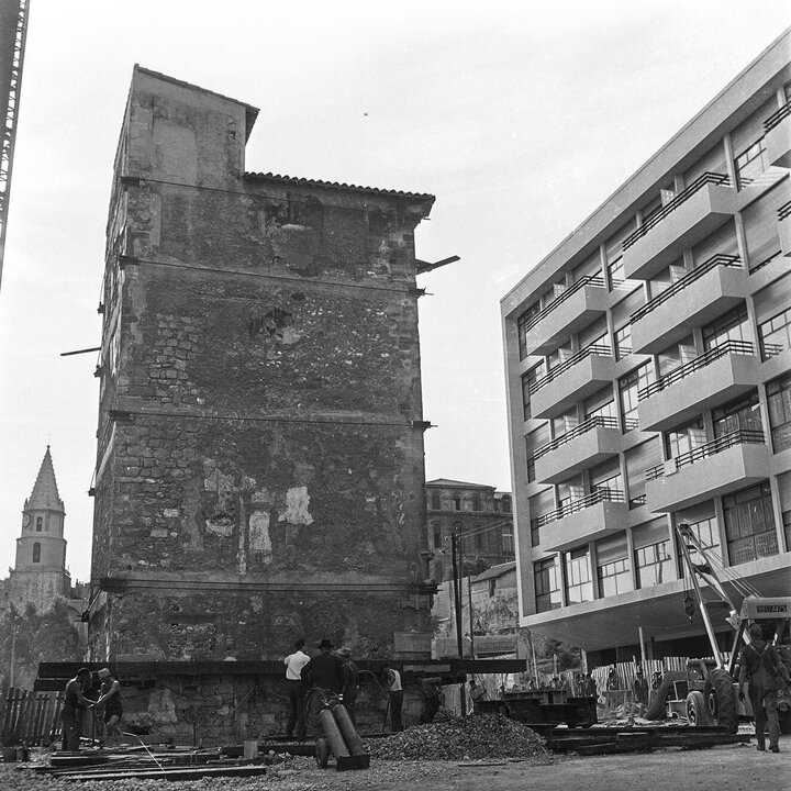 Des ouvriers travaillent au déplacement de l'hôtel de Cabre - Marseille aout 1954
