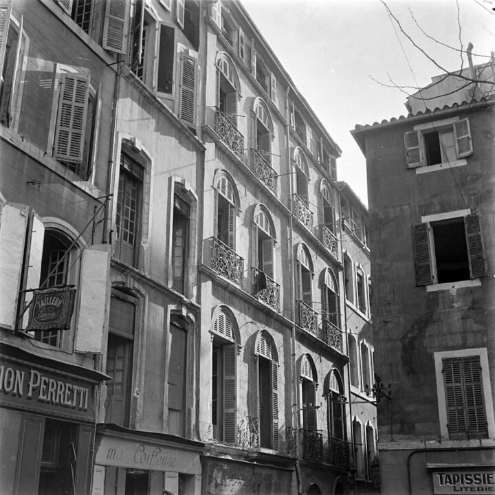 La rue de La Guirlande depuis la place du petit Mazeau. Au centre le 22