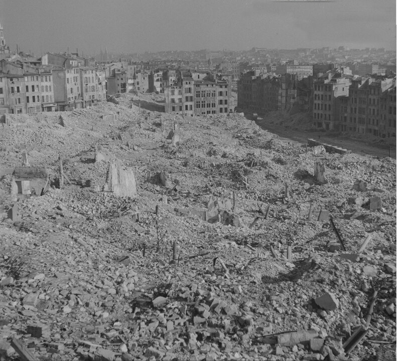 Depuis l'église Saint-Laurent vers l'hôtel de ville, le quartier Saint-Jean détruit - mars 1943