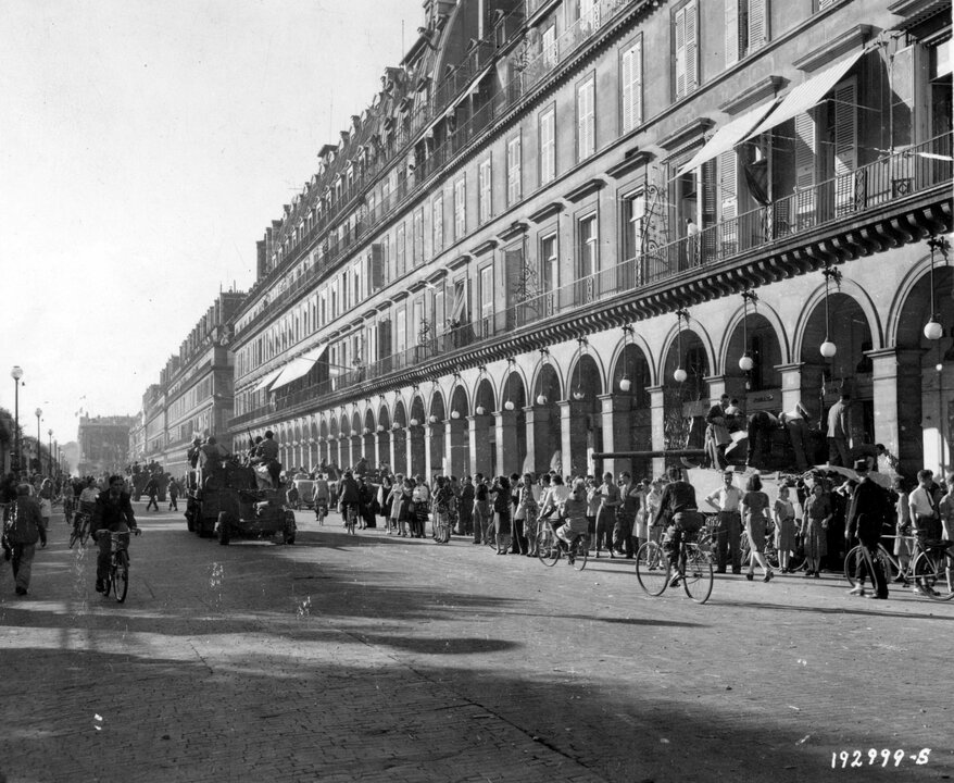SC 192999-S - American and French armor rolls through the Rue De Rivoli, Paris