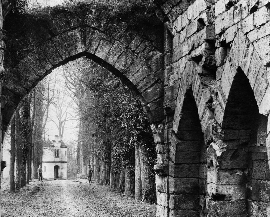 La porte fortifiée de Maître Odon (Château de Coucy) et la maison de au fond