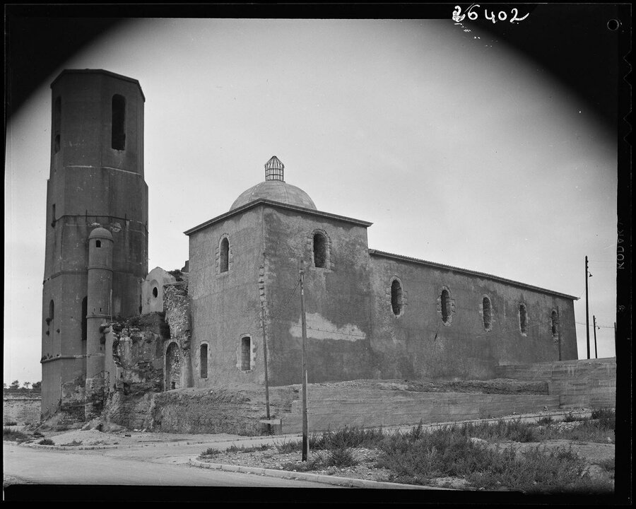 Vue générale de l'église Saint-Laurent et de la chapelle Sainte-Catherine. - septembre 1953