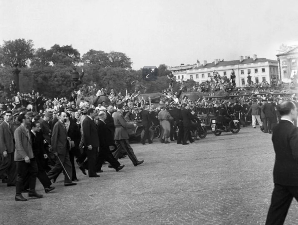 Le Général de Gaulle est acclamé par la foule en liesse sur la Place de la Concorde. Photo, 26 août 1944 