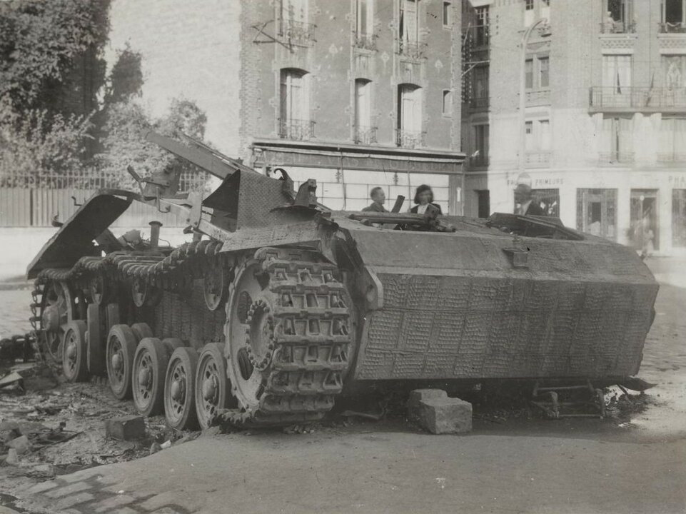 Carcasse du Sturmgeschütz III détruit par par le TD M10 Ouragan (1 4 RBFM), carrefour des Trois communes (angle rue de la République et N328)aout 1944