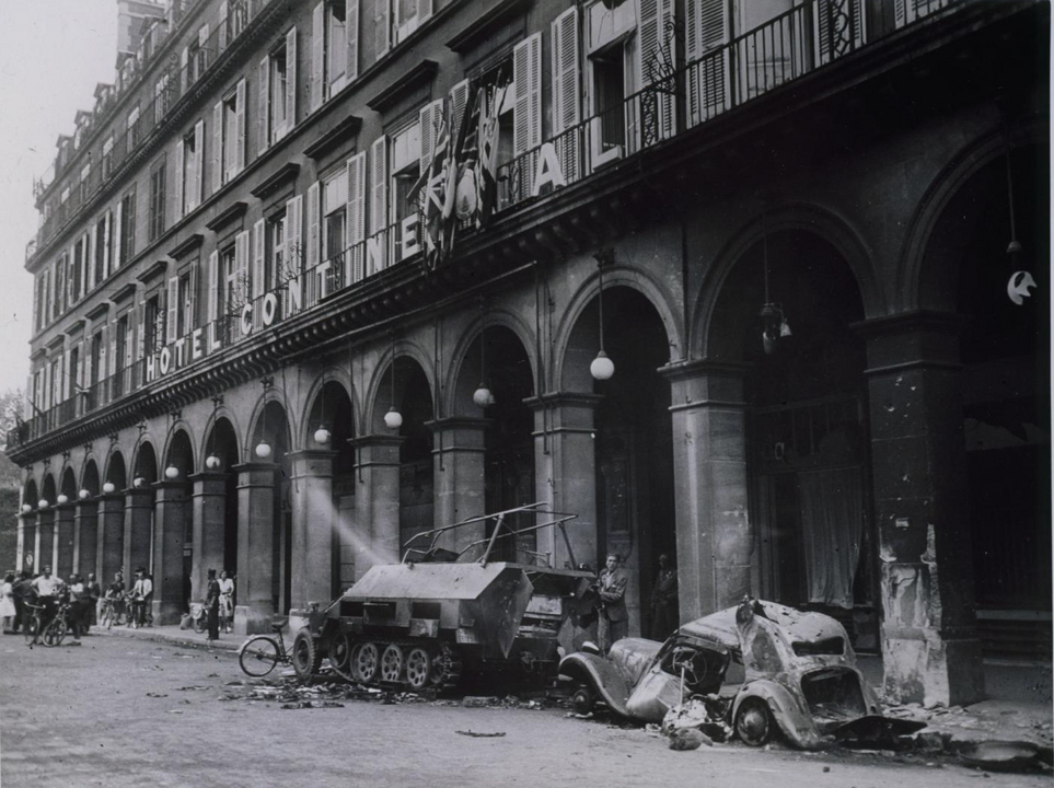 Carcasses de voitures incendiées devant l'Hôtel Continental rue Castiglione Paris