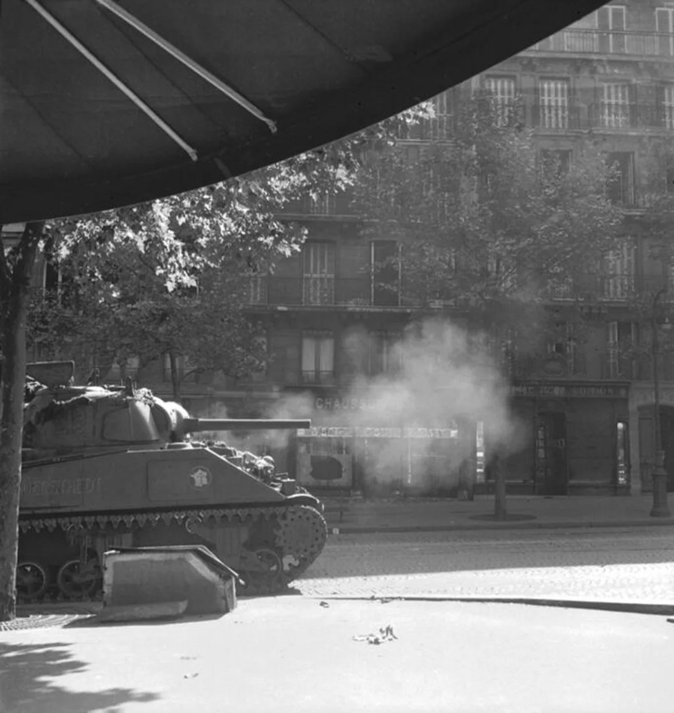 Libération de Paris août 1944 Un char Sherman de la 2e DB remonte le boulevard saint Michel à la hauteur de la rue Monsieur Le Prince