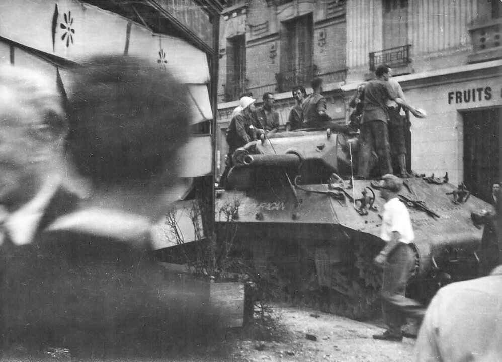 Le TD M10 OURAGAN du 1/4/RBFM au débouché de la rue Alphonse Haussaire après avoir détruit un Stug III Ausf 