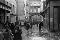 Rue de la Loge en direction de l'Ouest - quartier du Vieux-Port Marseille WWII