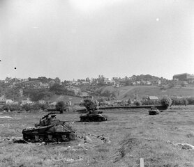 Trois chars Sherman M4 détruits dans une prairie au bord de la Sée à Marcey-les-Grèves (dimanche 31 juillet 1944)