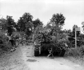 Char Shermann de la Third Armored Division camouflé (probablement au carrefour de la Bruyère, sur la route de Fromentel)