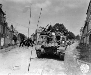 Une colonne du 66th Armored Field Artillery Bn de la 4th Armored. Div.US arrivant de la route de Saint-Lô 
