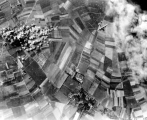 Bombardement sur Rocquancourt à gauche, Fontenay le Marmion en bas, un quadrimoteur en vol