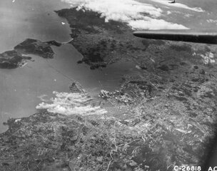 The turn off the target. Within 5 minutes, the U.S. Flying Fortresse have completed their bombing over Toulon aout 44