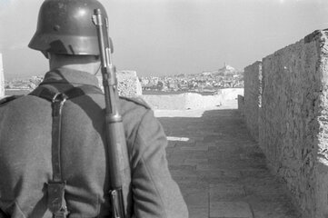 Sentinelle allemande WWII regarde ND de La Garde terrasse château d'IF Marseille 