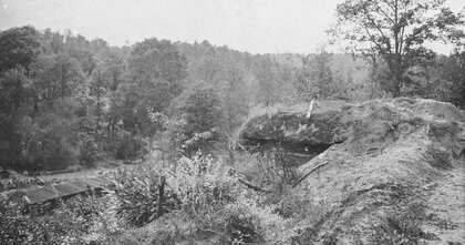 Abri de mitrailleuses allemand en béton, flaquant la vallée de la Divette Bois d'Orval Noyon