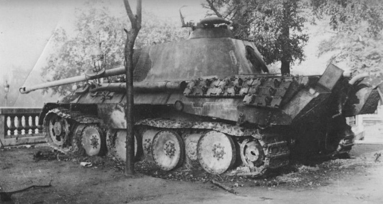 Char Panther allemand détruit - emplacement 2 - sur la terrasse du bord de l'eau du jardin des Tuileries - Libération de Paris 1944