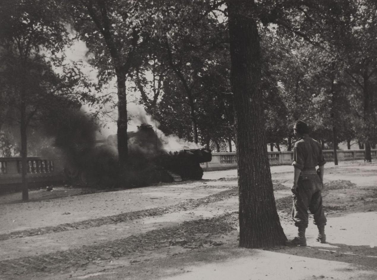 Char Panther allemand détruit - emplacement 1 - sur la terrasse du bord de l'eau du jardin des Tuileries - Libération de Paris 1944
