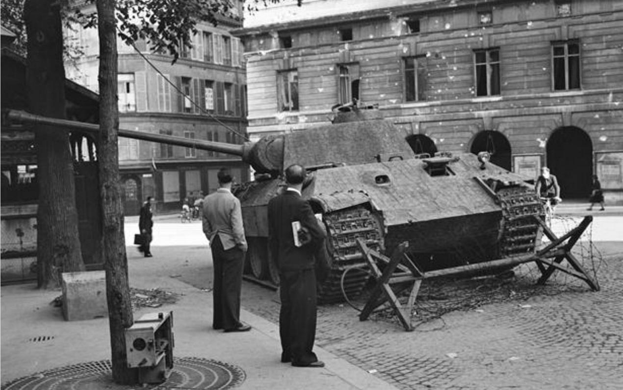 Char allemand abandonné sur la rue Medicis, libération de Paris, août 1944