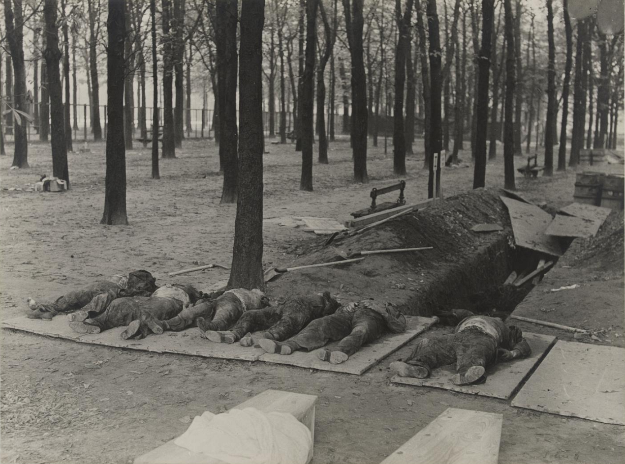 Libération de Paris - 25 ou 27 août 1944 - Exhumation d'une fosse contenant 6 cadavres