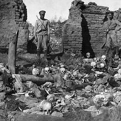 Soldats russes photographiés dans l'ancien village arménien de (…)