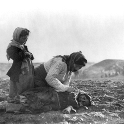 Une Arménienne agenouillée à côté d'un enfant mort dans un champ à (…)